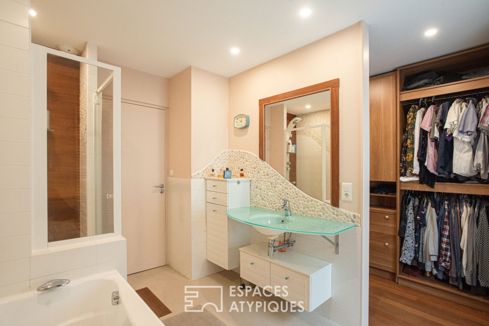 Contemporary house with its 4800m2 park