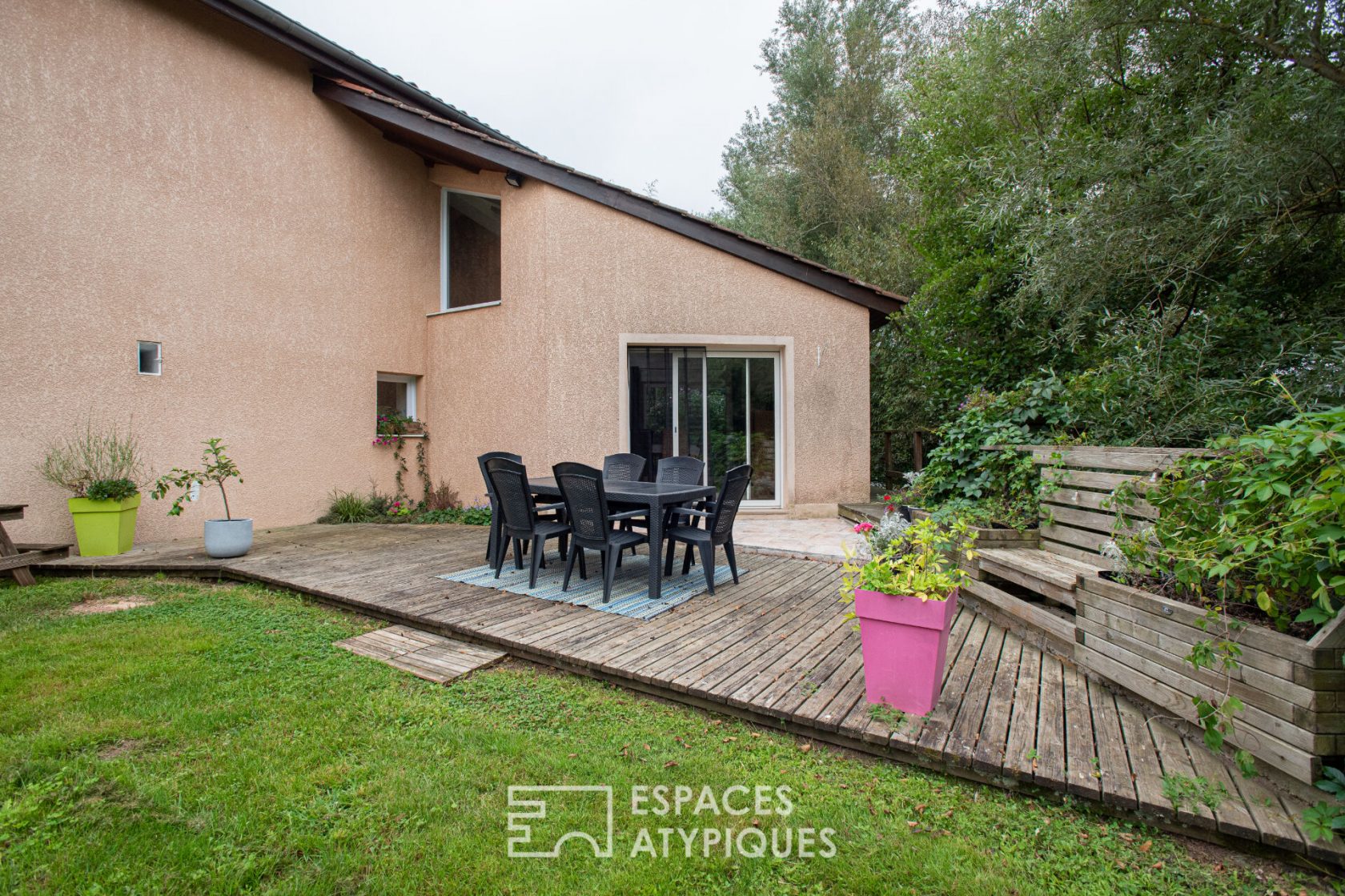Contemporary house with its 4800m2 park