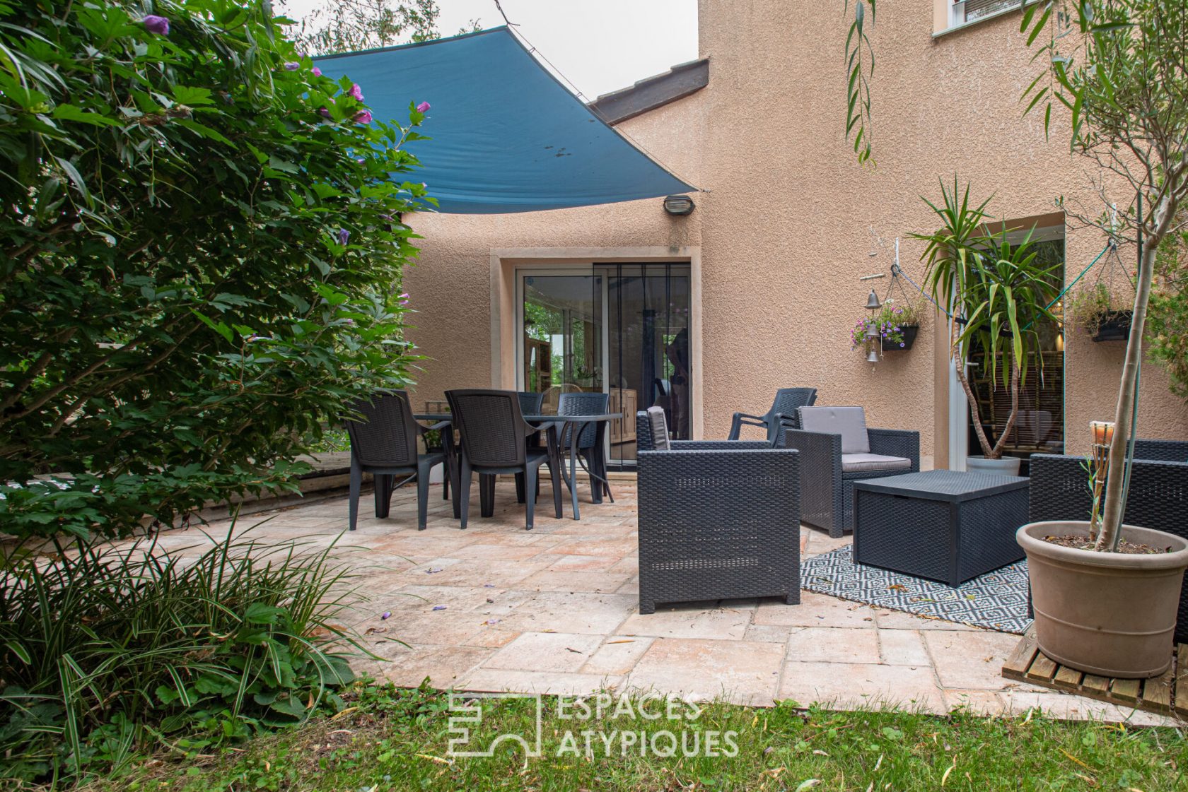 Contemporary house with its 4800m2 park