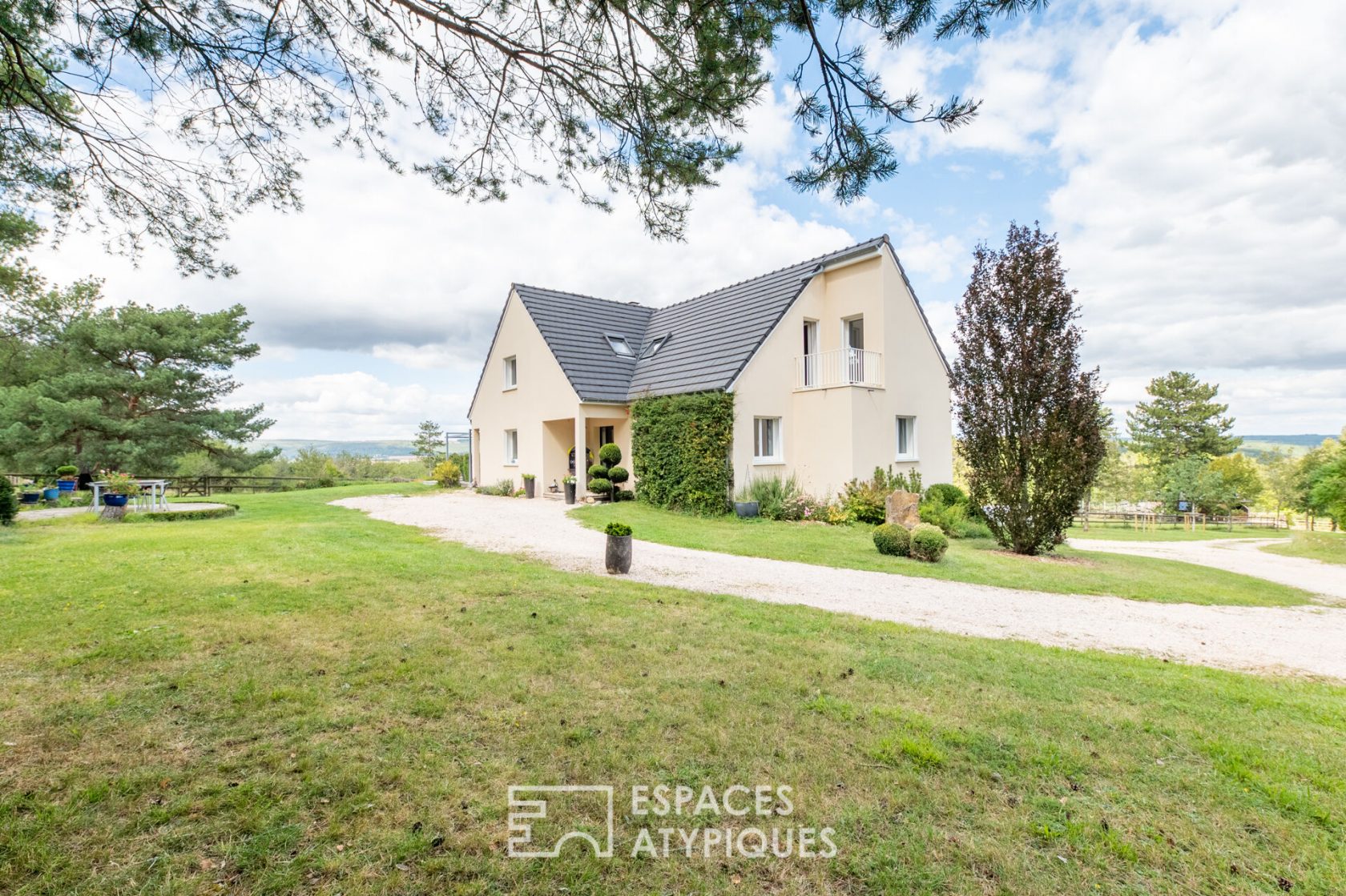 Maison dans un écrin de verdure