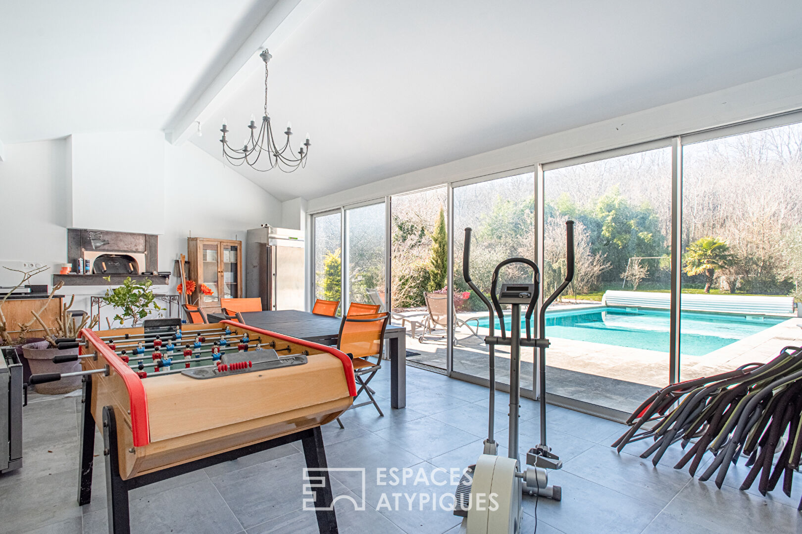Contemporary house with swimming pool