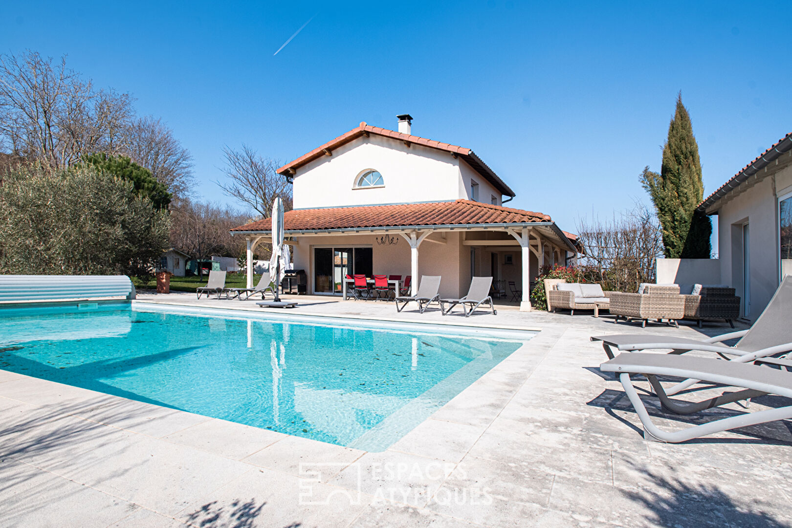 Contemporary house with swimming pool