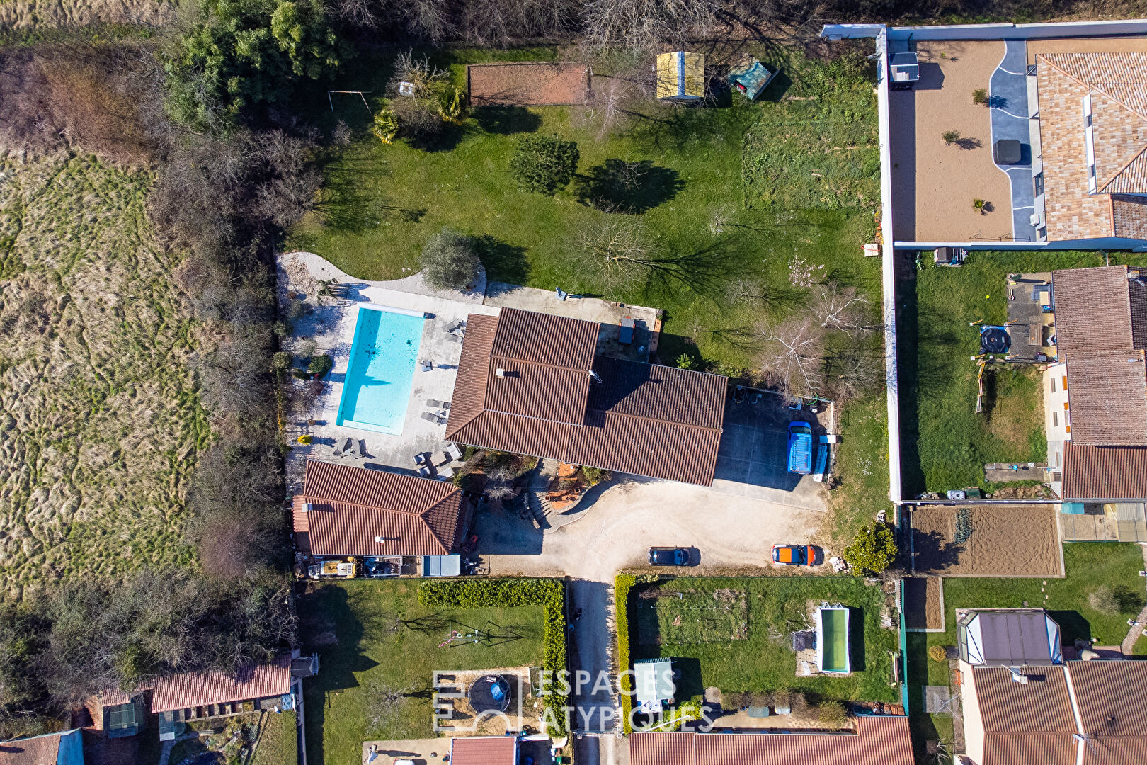 Contemporary house with swimming pool