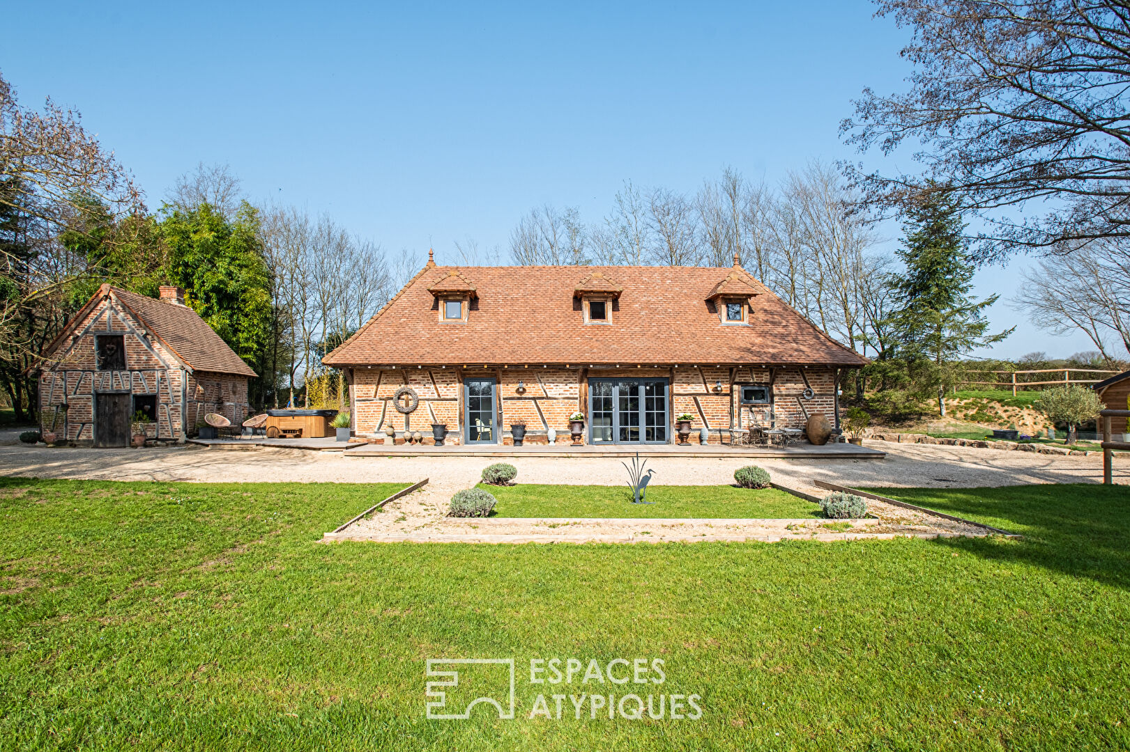 Propriété de charme au bord d’un étang avec écurie