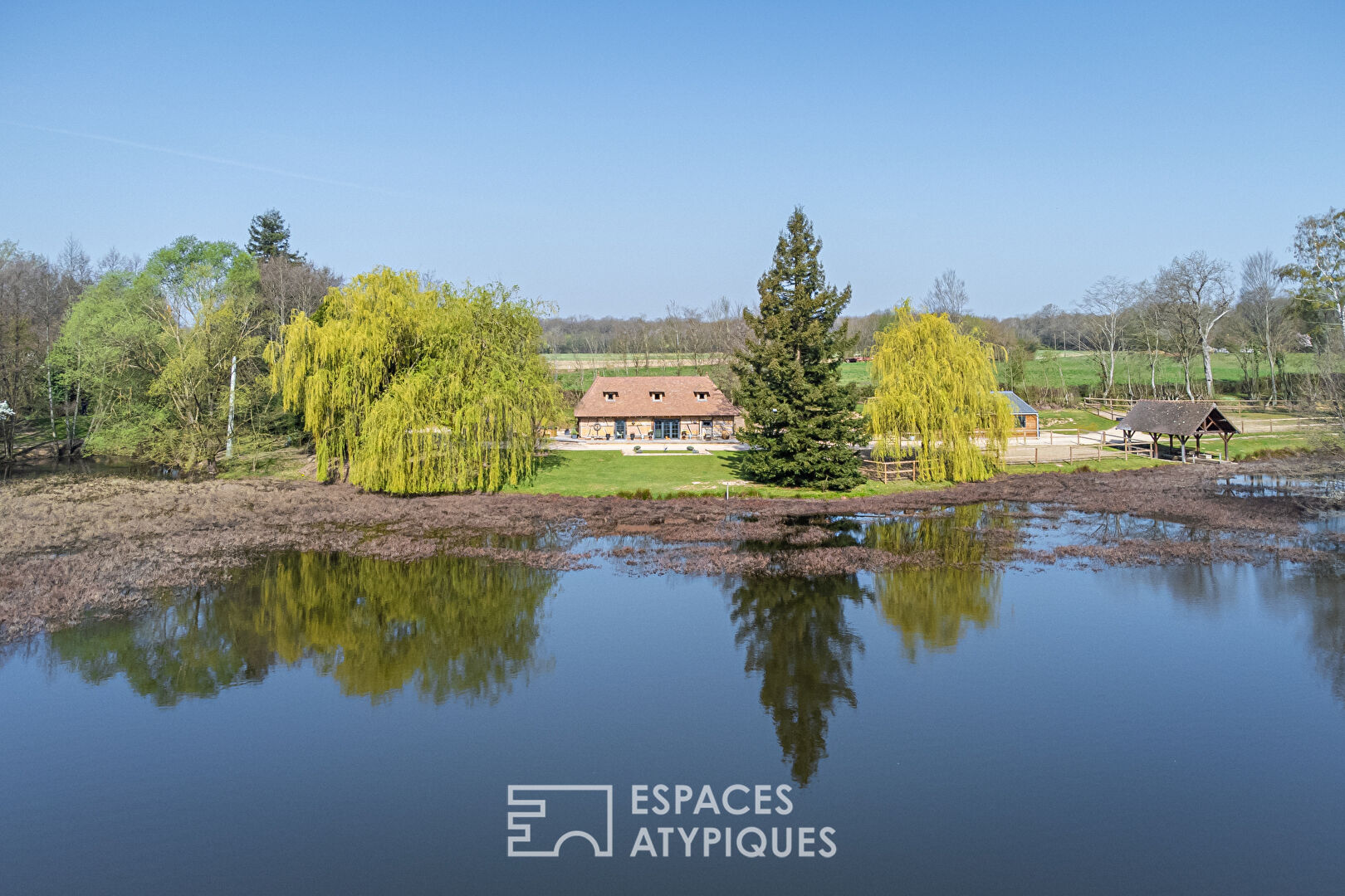 Propriété de charme au bord d’un étang avec écurie