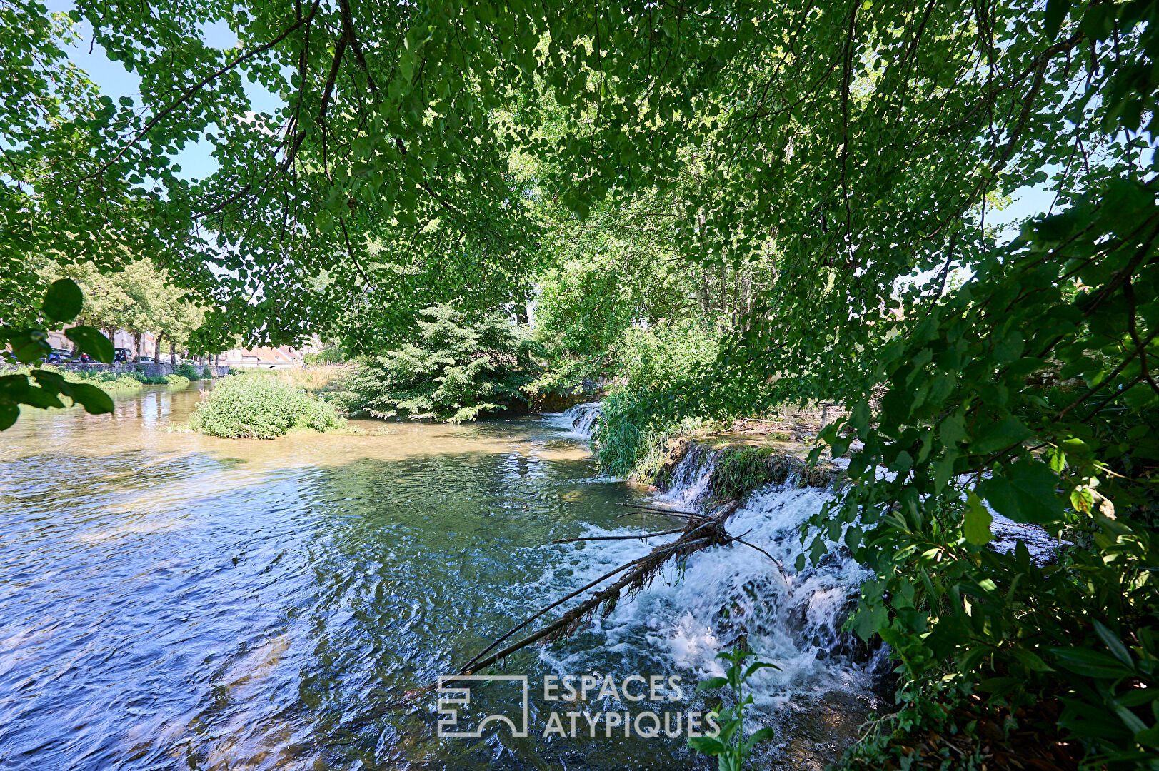 Bâtisse de caractère dans un cadre idyllique