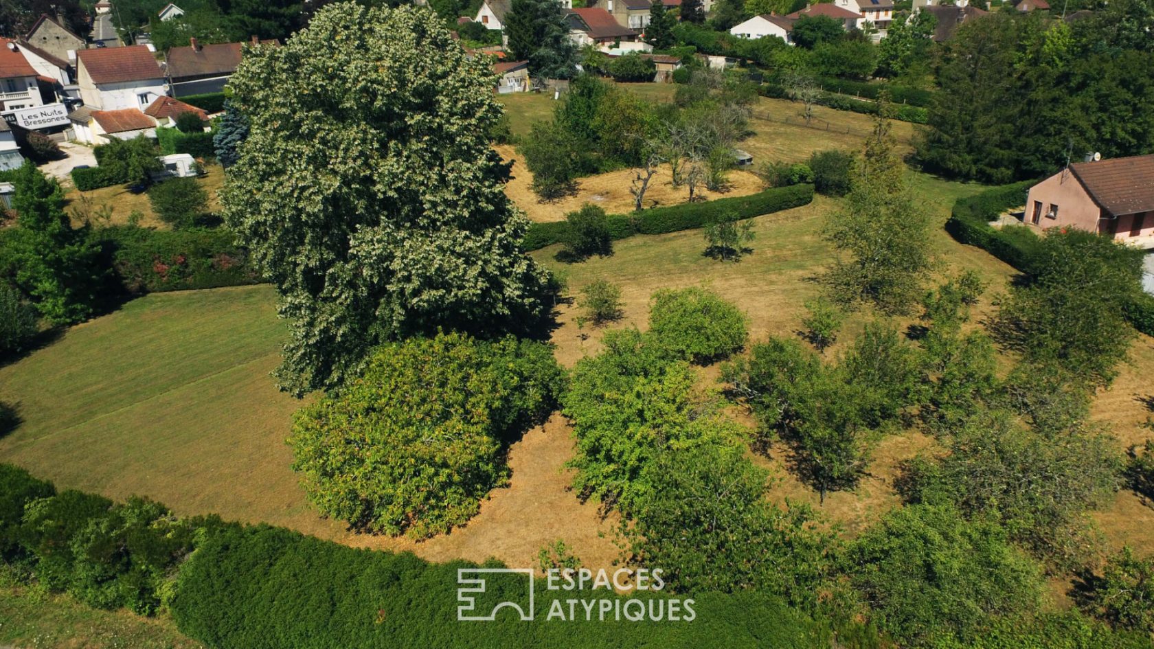 Grande maison familiale atypique sur son parc arboré