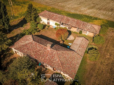 MAGNIFIQUE FERME SARRASINE EN COLOMBAGE DANS SON ECRIN DE VERDURE