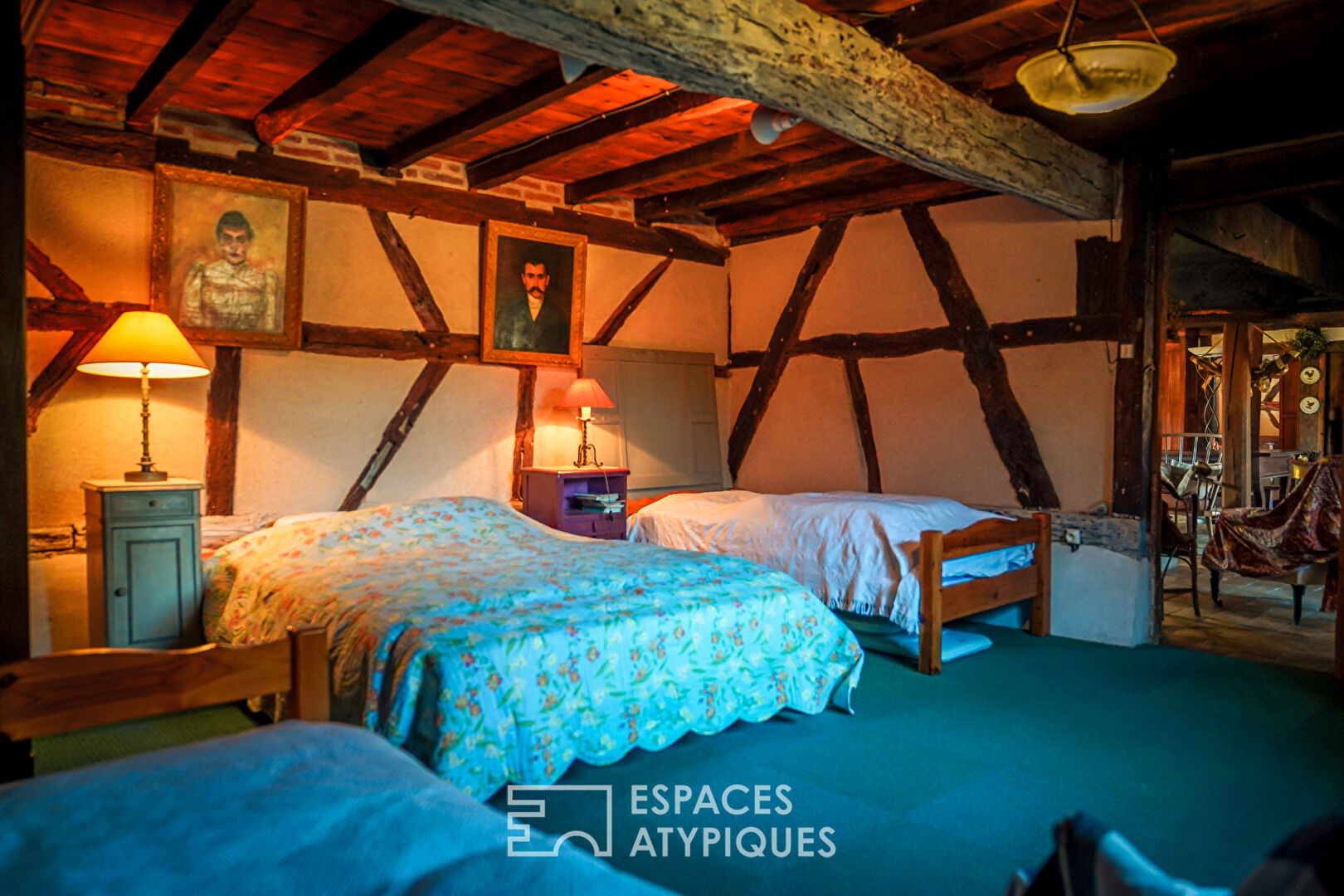 MAGNIFIQUE FERME SARRASINE EN COLOMBAGE DANS SON ECRIN DE VERDURE