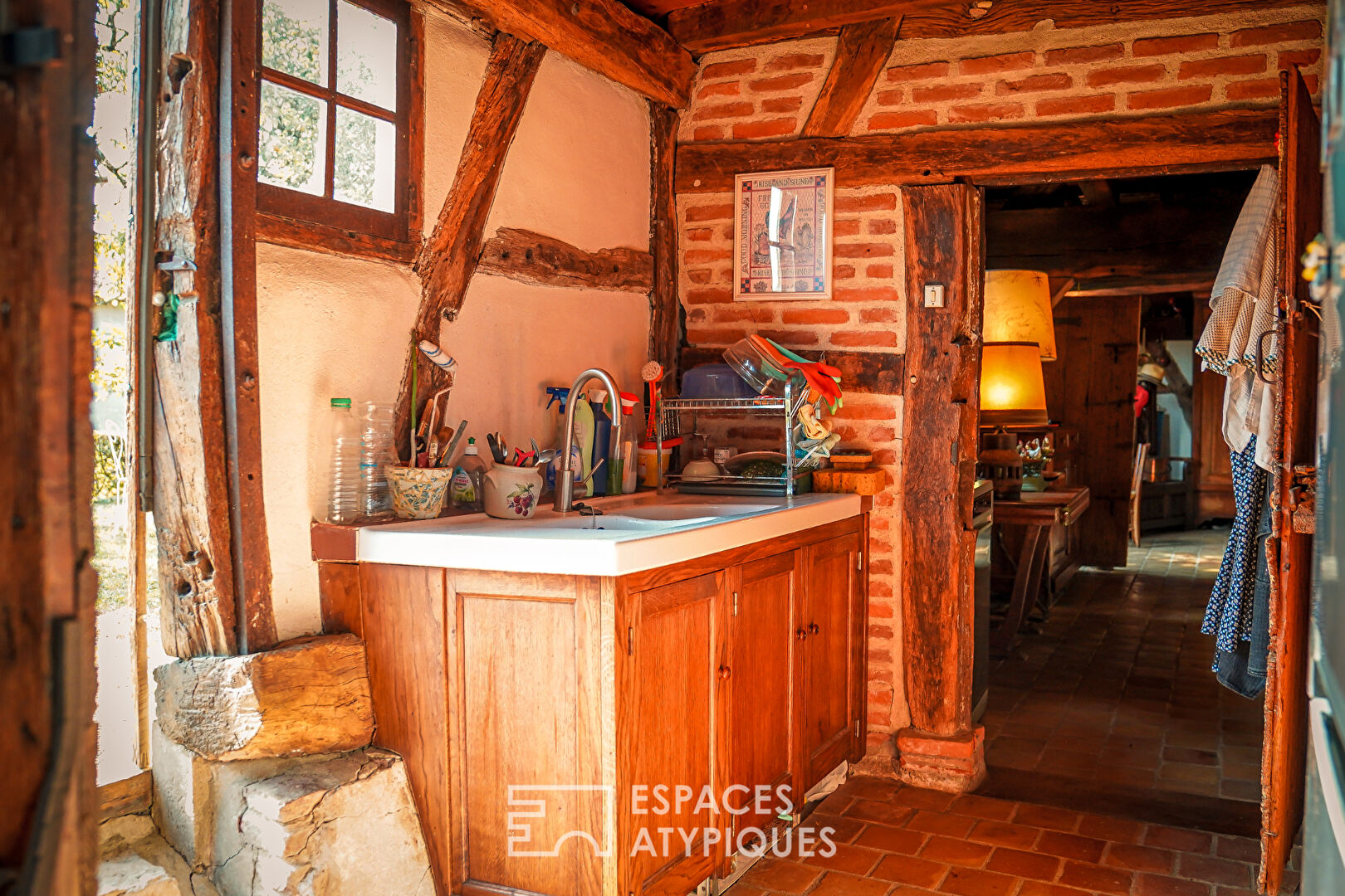 MAGNIFIQUE FERME SARRASINE EN COLOMBAGE DANS SON ECRIN DE VERDURE