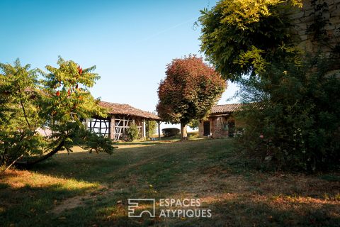 MAGNIFIQUE FERME SARRASINE EN COLOMBAGE DANS SON ECRIN DE VERDURE