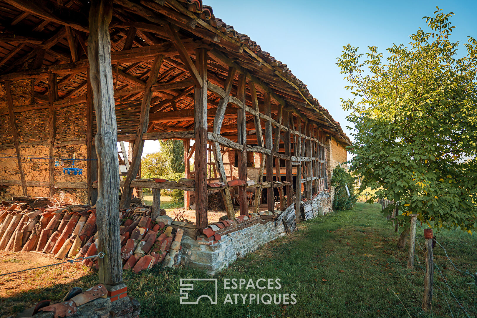 MAGNIFIQUE FERME SARRASINE EN COLOMBAGE DANS SON ECRIN DE VERDURE