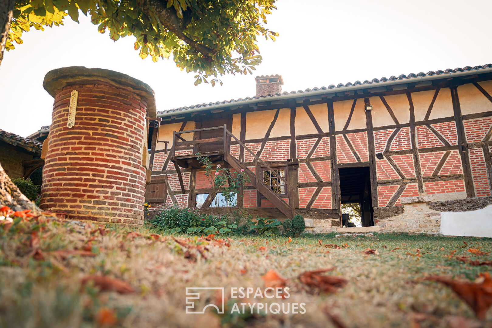 MAGNIFIQUE FERME SARRASINE EN COLOMBAGE DANS SON ECRIN DE VERDURE