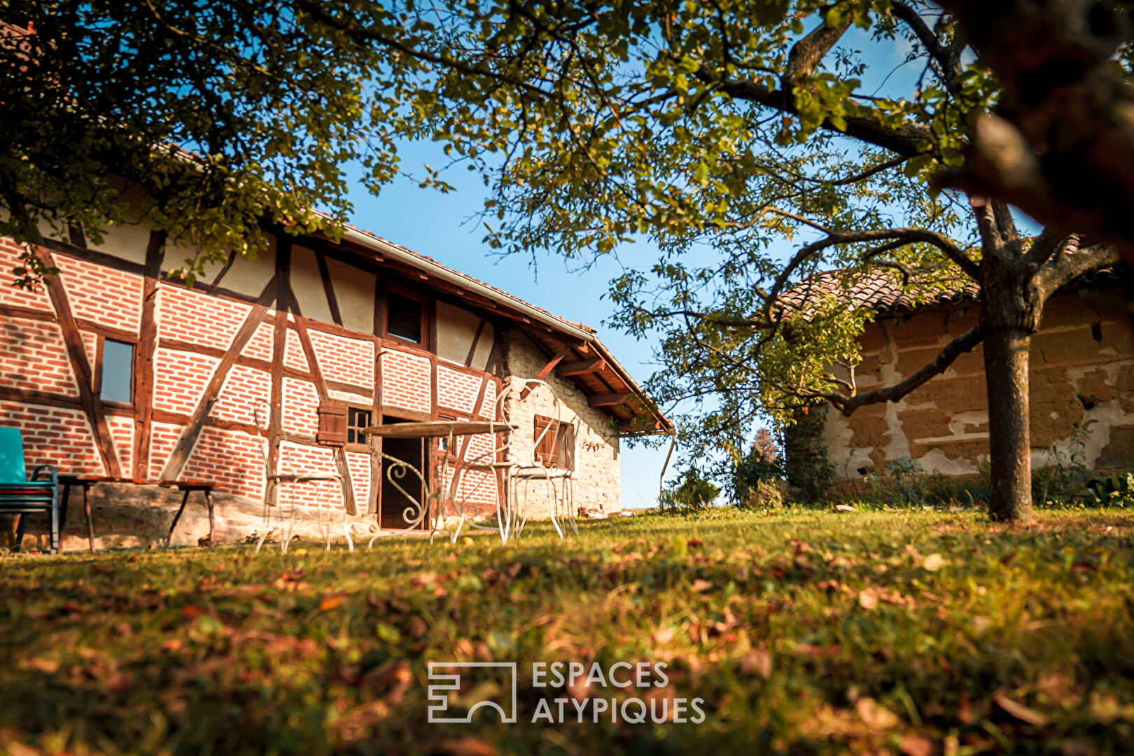 MAGNIFIQUE FERME SARRASINE EN COLOMBAGE DANS SON ECRIN DE VERDURE