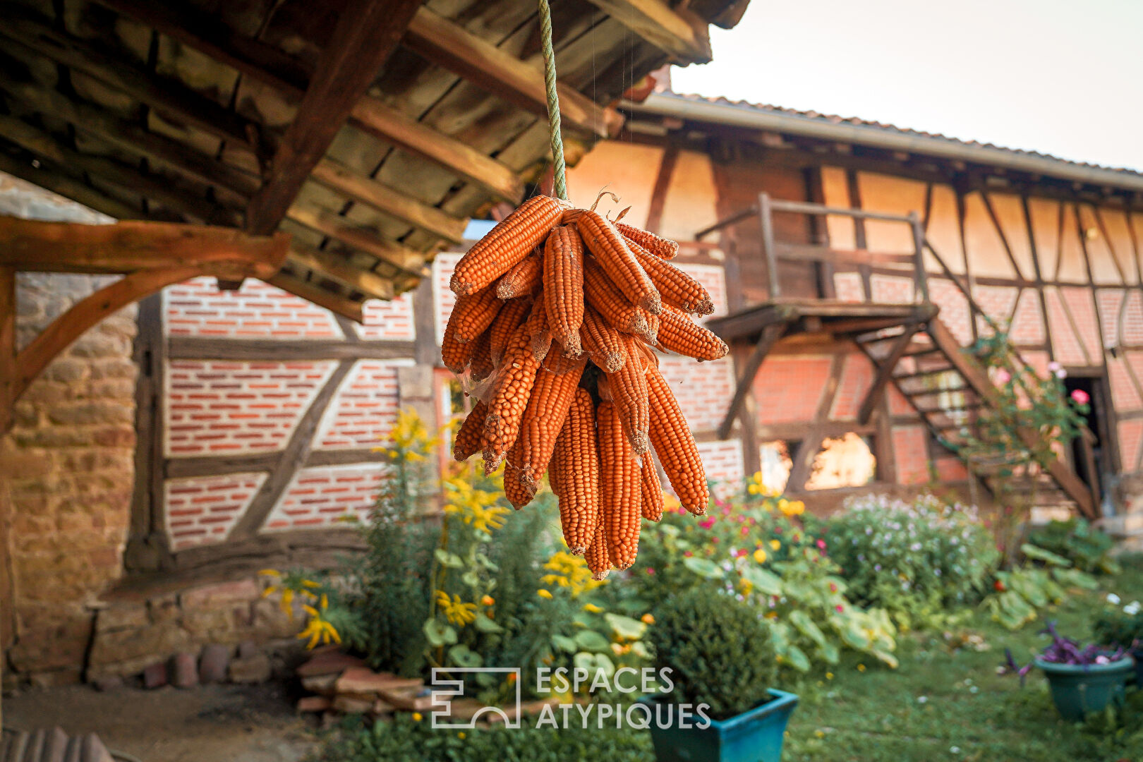 MAGNIFIQUE FERME SARRASINE EN COLOMBAGE DANS SON ECRIN DE VERDURE