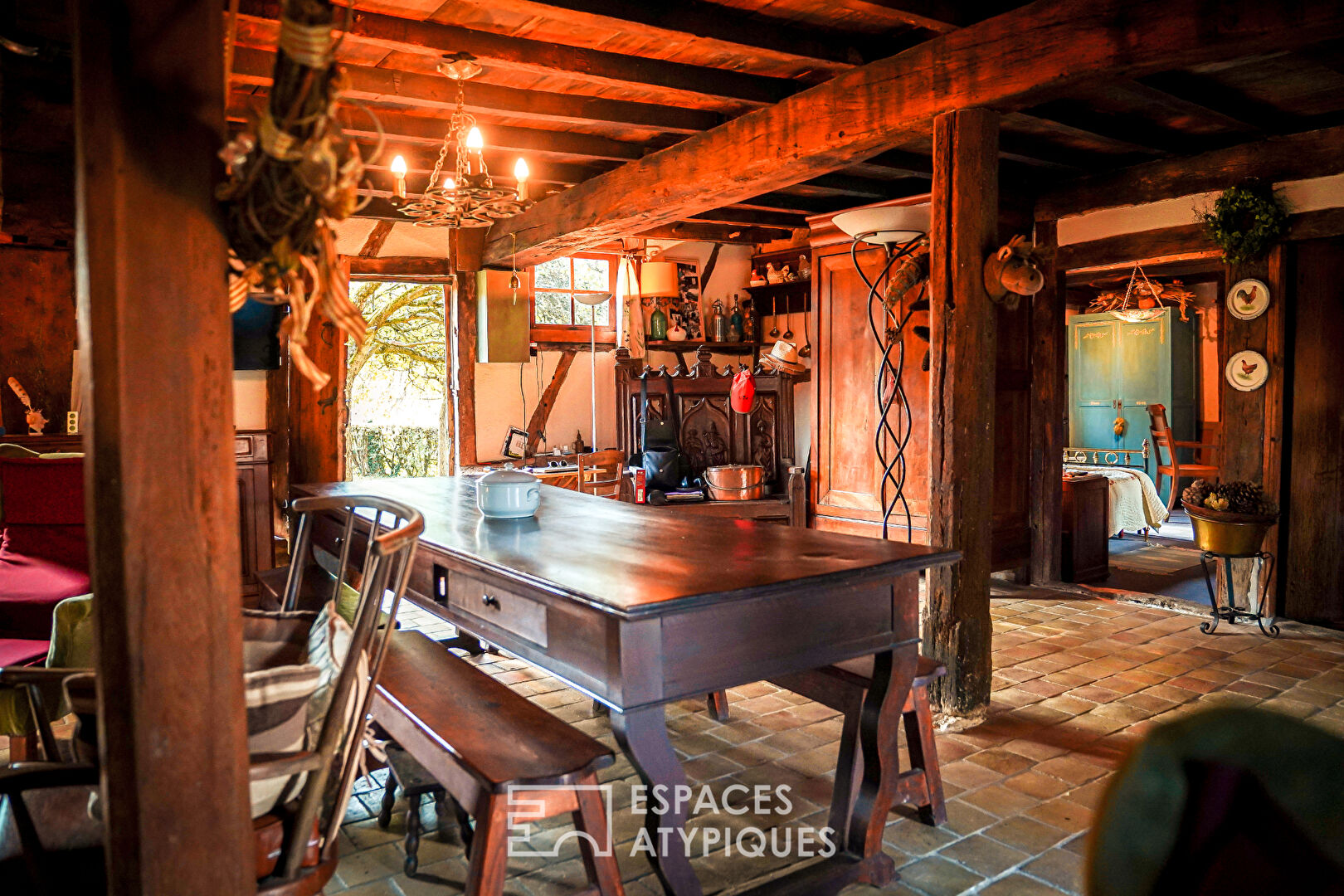 MAGNIFIQUE FERME SARRASINE EN COLOMBAGE DANS SON ECRIN DE VERDURE