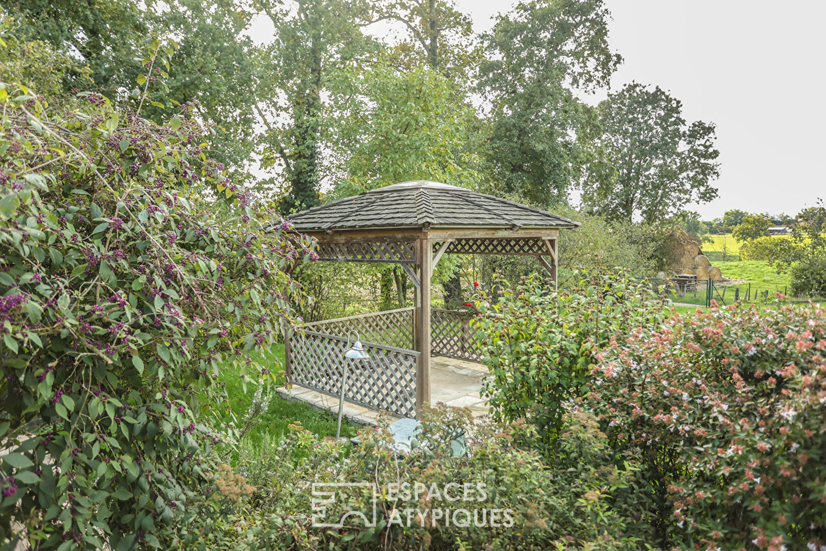 Maison d’architecte au coeur d’un jardin bucolique