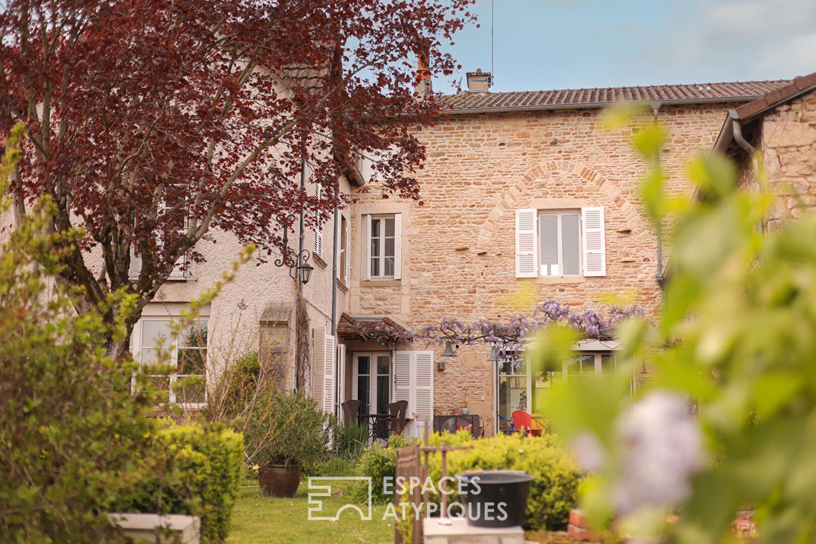 Stone house in the heart of a wine village