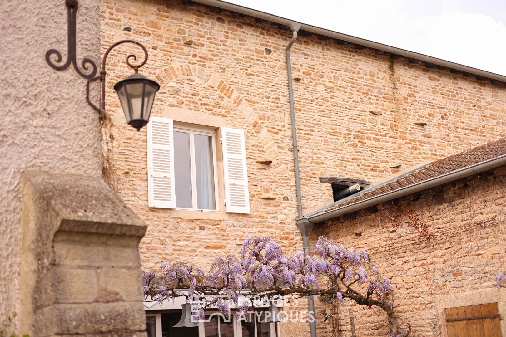 Stone house in the heart of a wine village