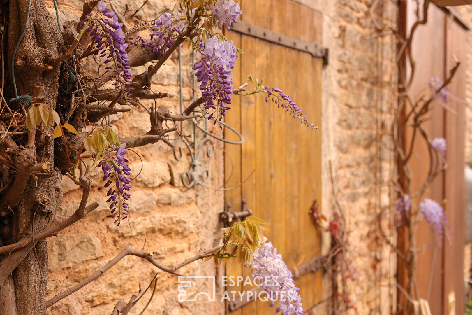 Stone house in the heart of a wine village