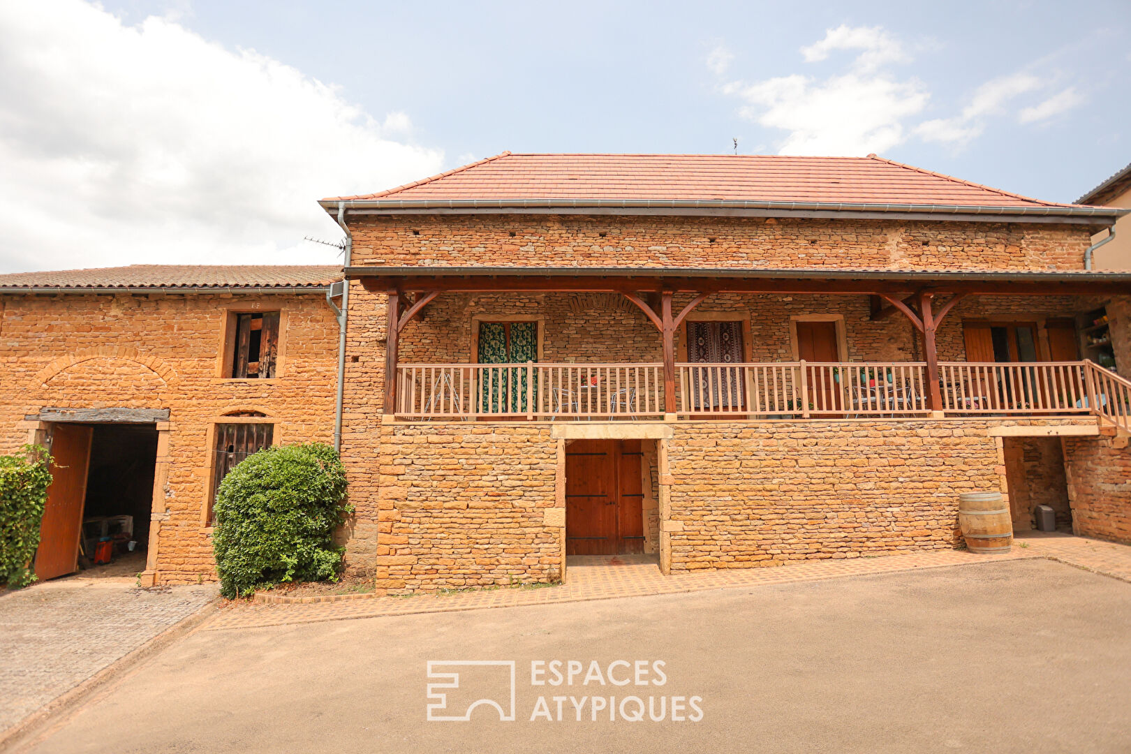 Former wine-growing residence in golden stone