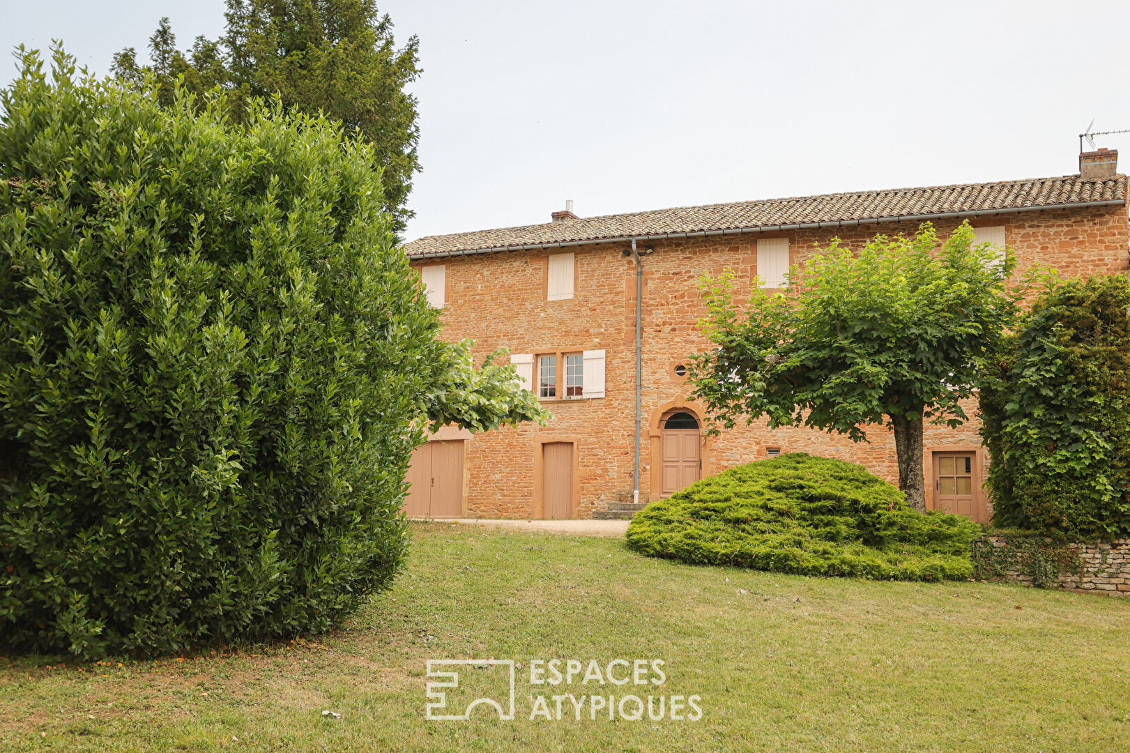 Former wine-growing residence in golden stone