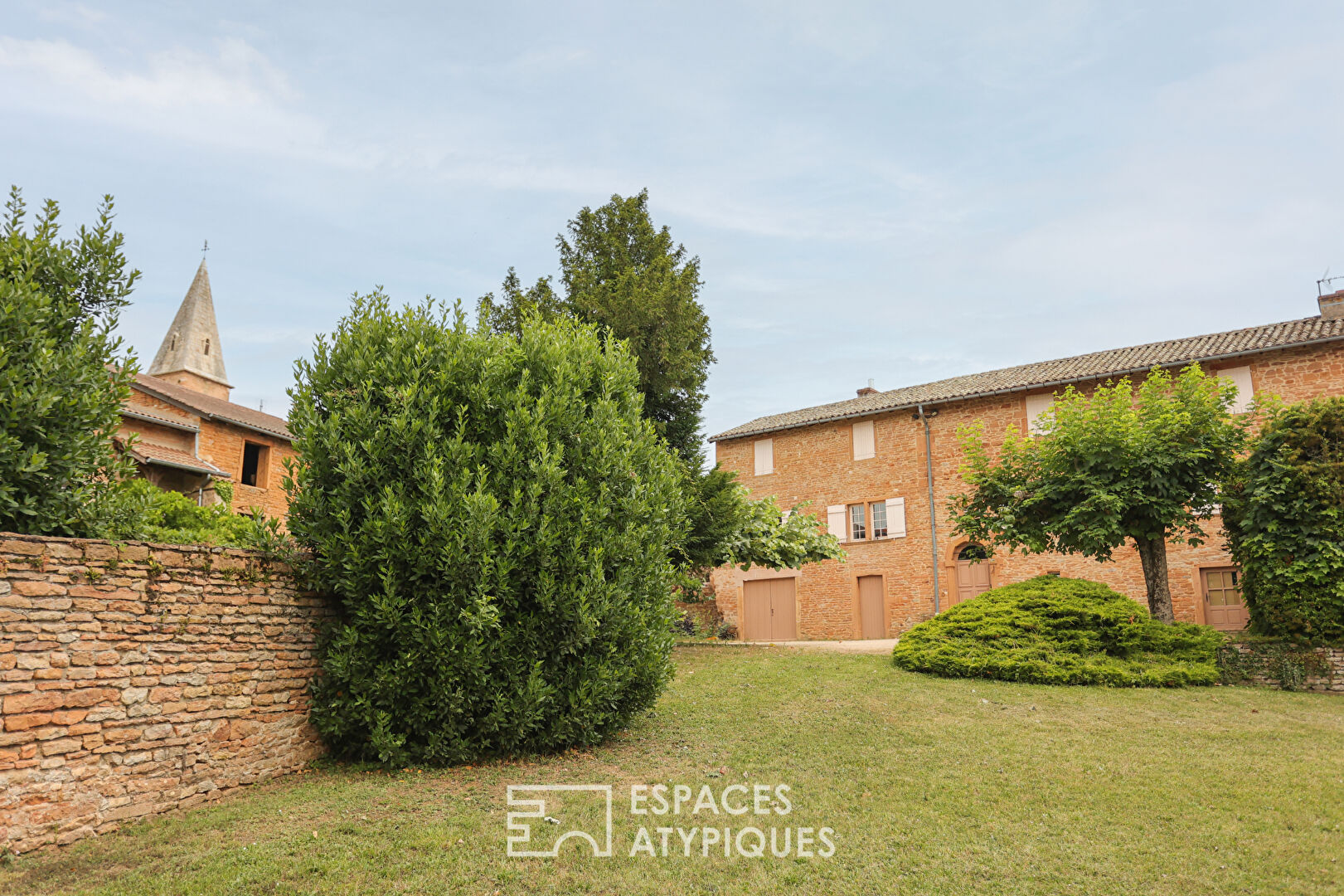 Former wine-growing residence in golden stone