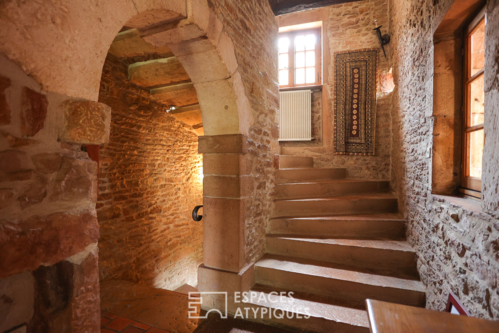 Former wine-growing residence in golden stone