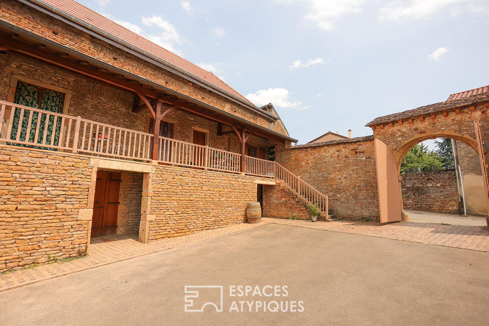 Ancienne demeure viticole en pierre dorée