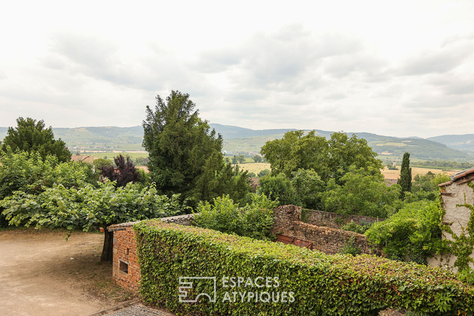 Former wine-growing residence in golden stone