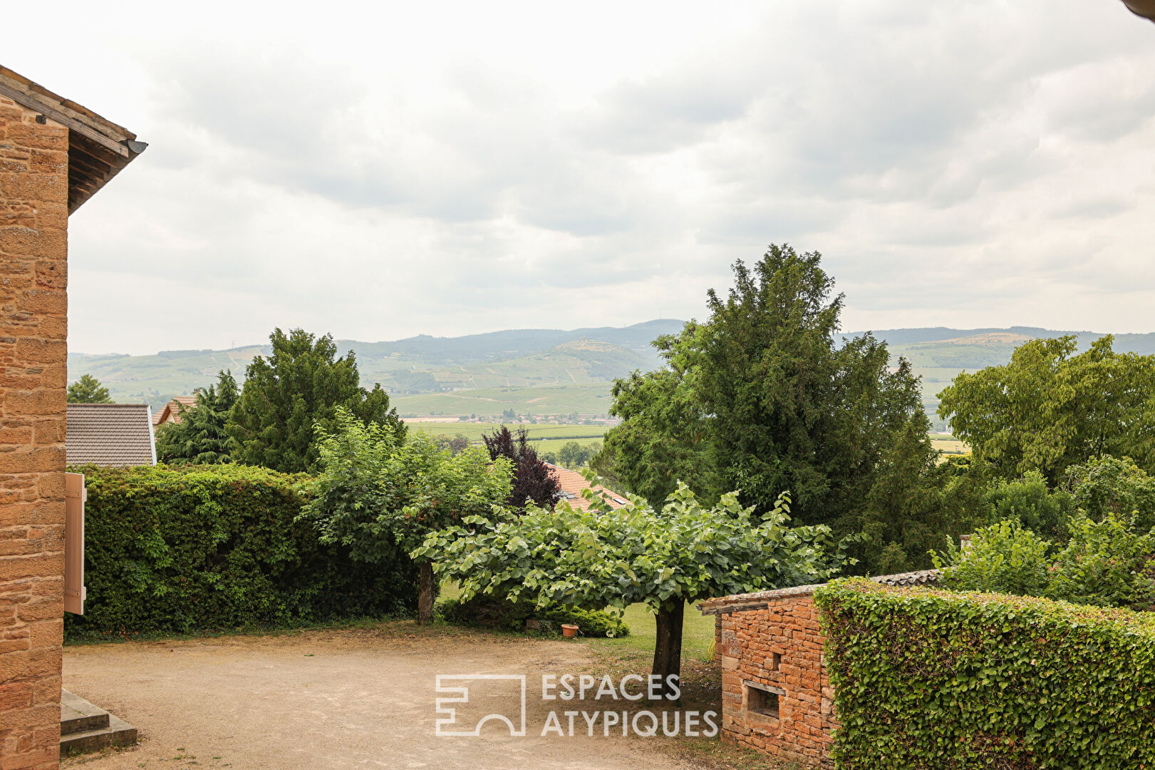 Former wine-growing residence in golden stone