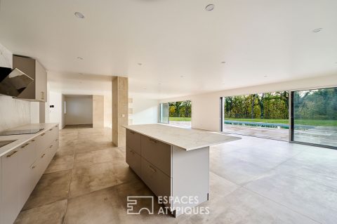 Contemporary single-storey villa 236m2