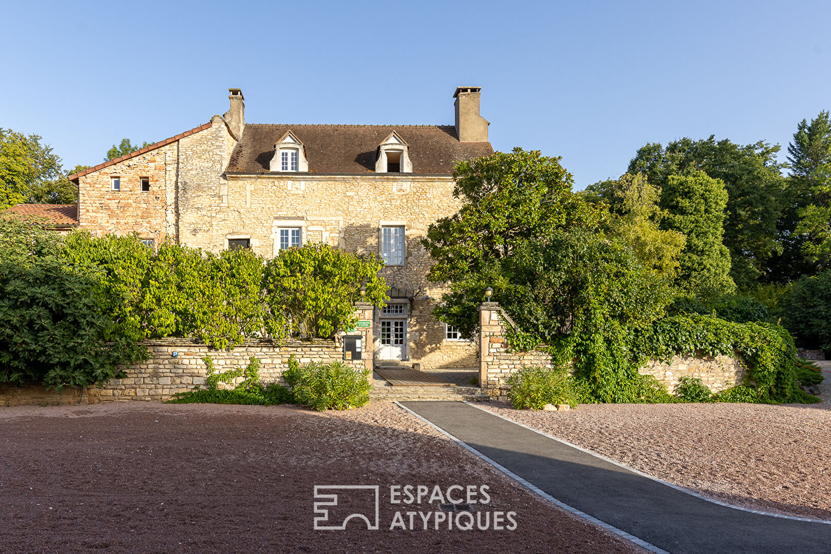 10 hectare property with its 14th century manor and outbuildings