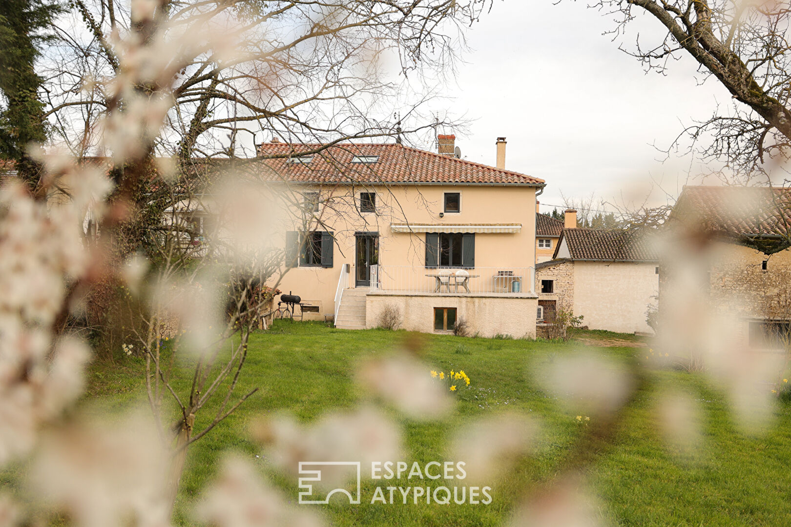 Character house in the heart of a Burgundian village