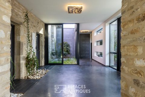 Grange rénovée au design contemporain de 317.7 m²