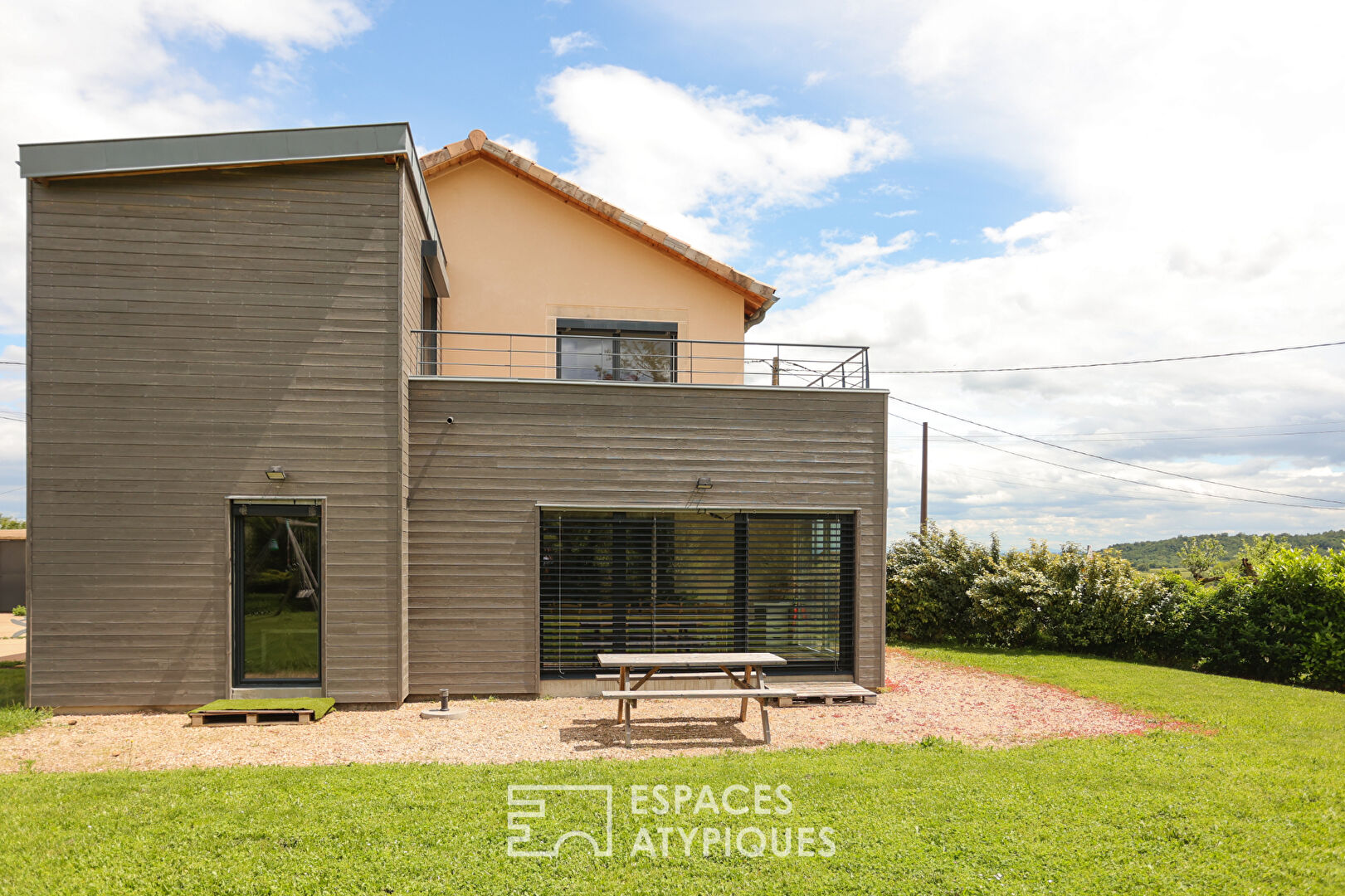 Duo de Maisons Atypiques avec Vue Époustouflante sur les Roches