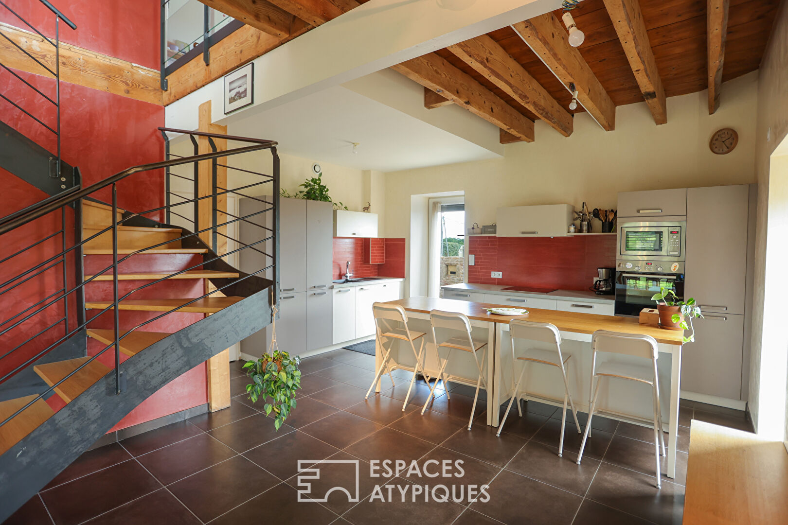 Duo de Maisons Atypiques avec Vue Époustouflante sur les Roches