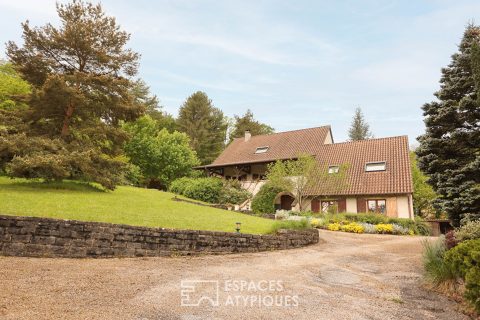Maison familiale dominant un village viticole