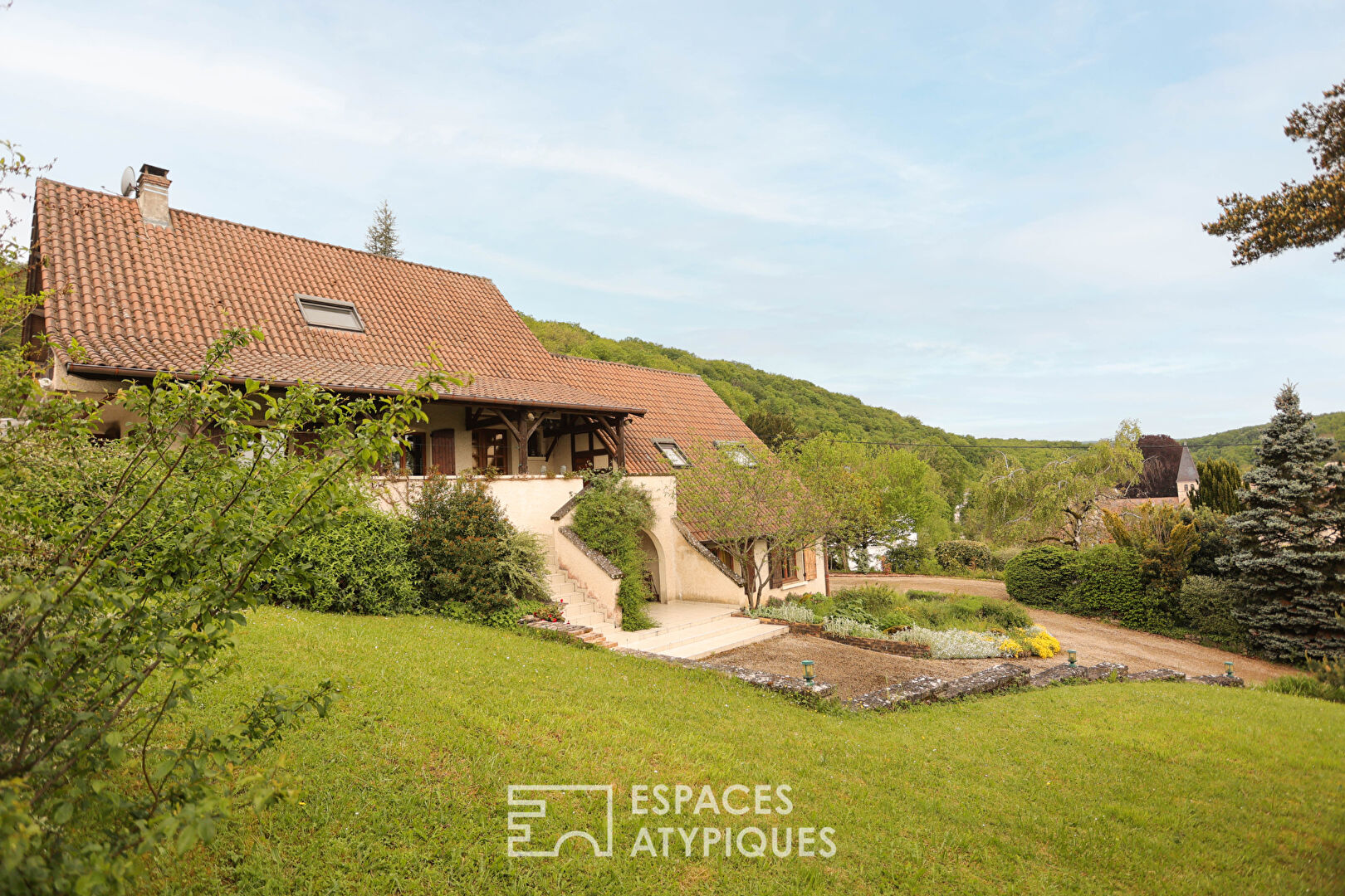 Maison familiale dominant un village viticole