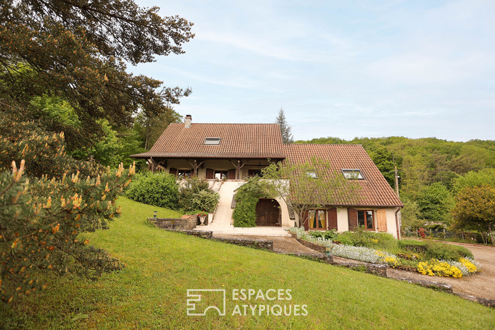 Maison familiale dominant un village viticole