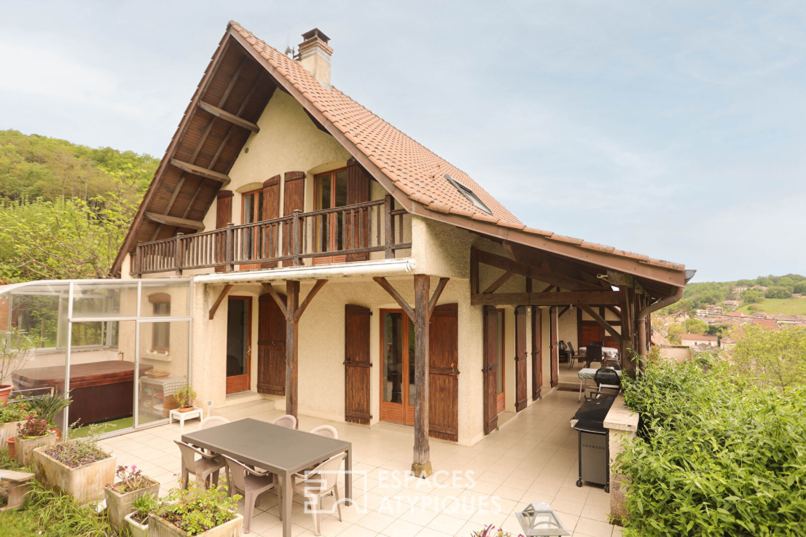 Maison familiale dominant un village viticole