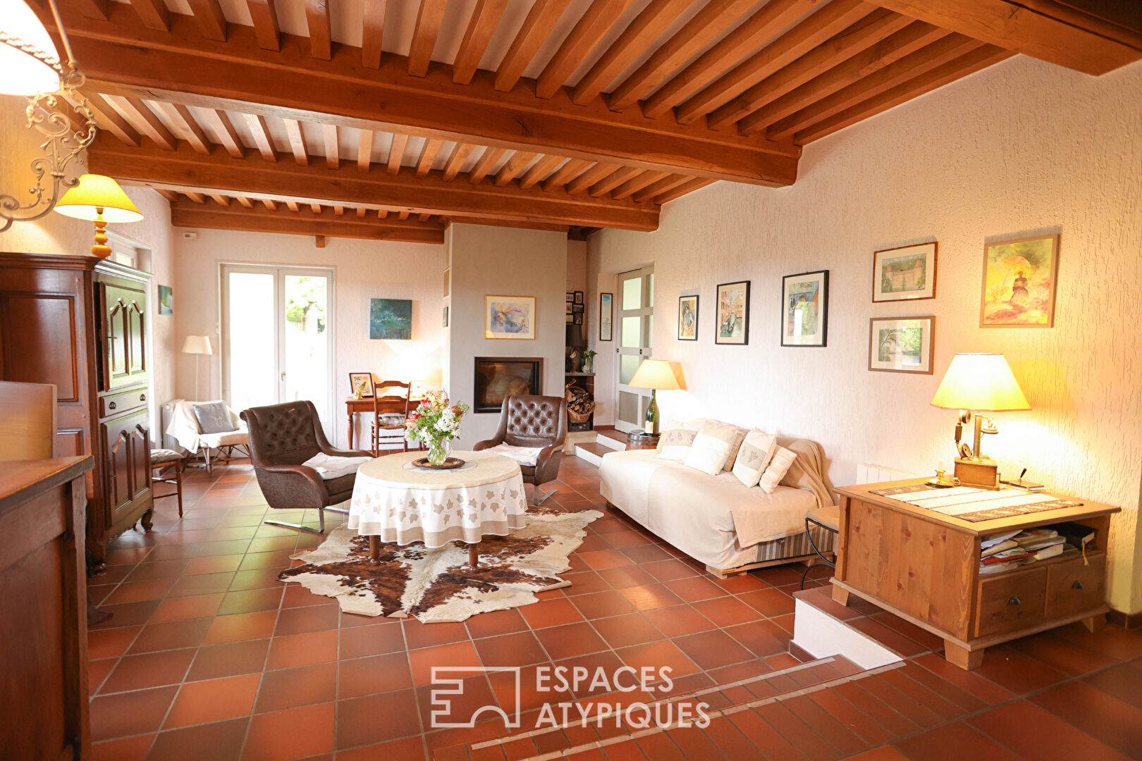 Maison familiale dominant un village viticole