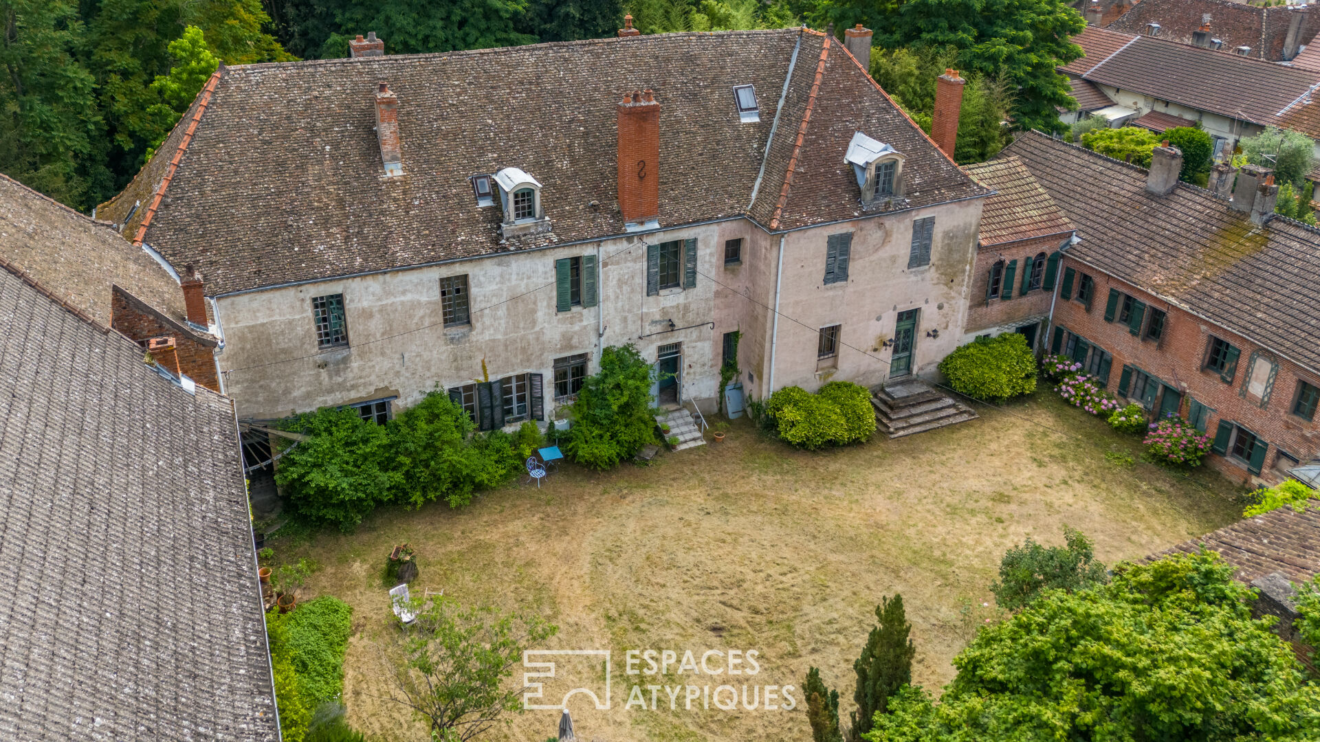 Ancien monastère de 360 m2 avec son parc de verdure, au coeur de la ville