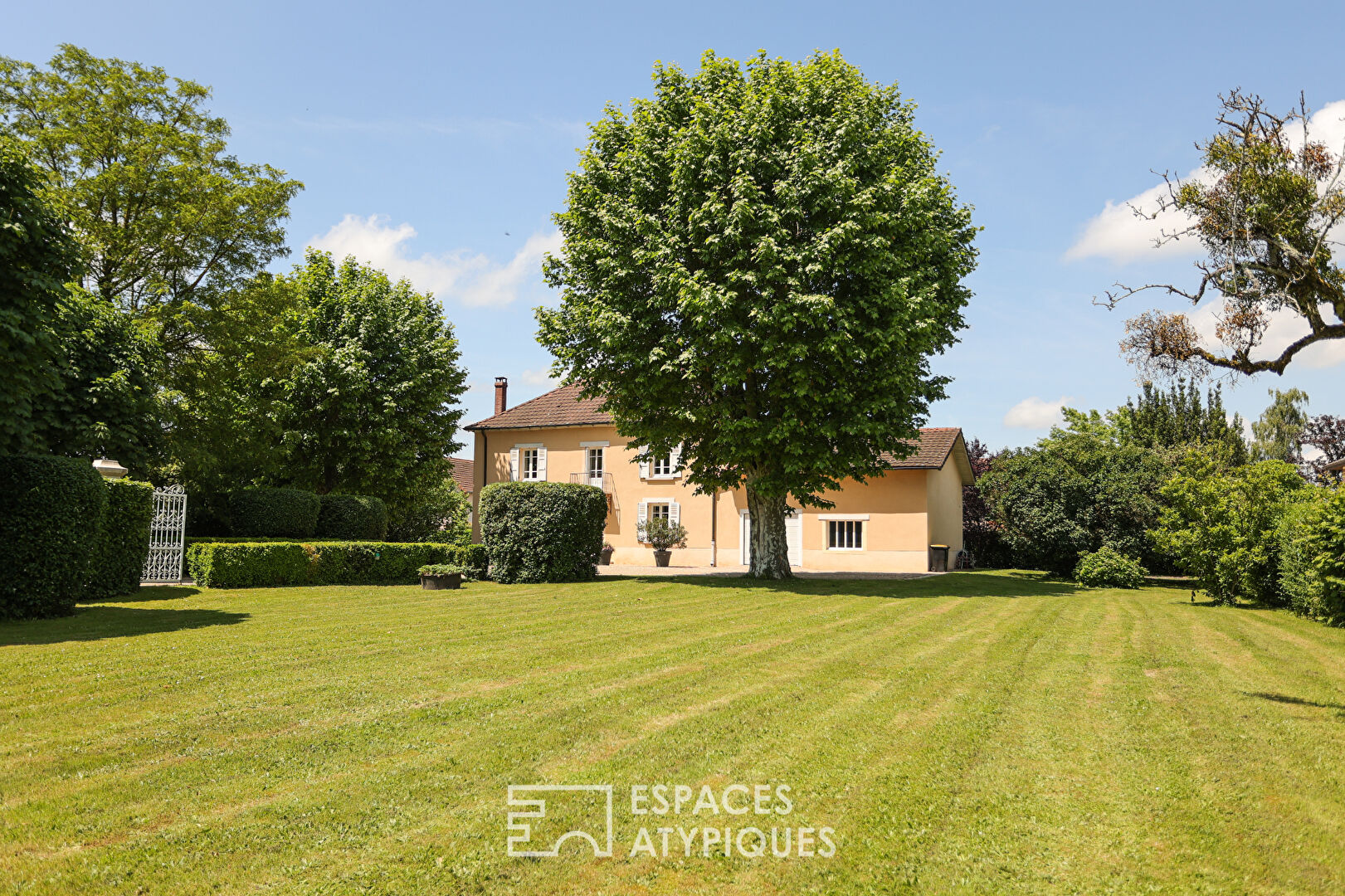 Elegant mansion close to all amenities