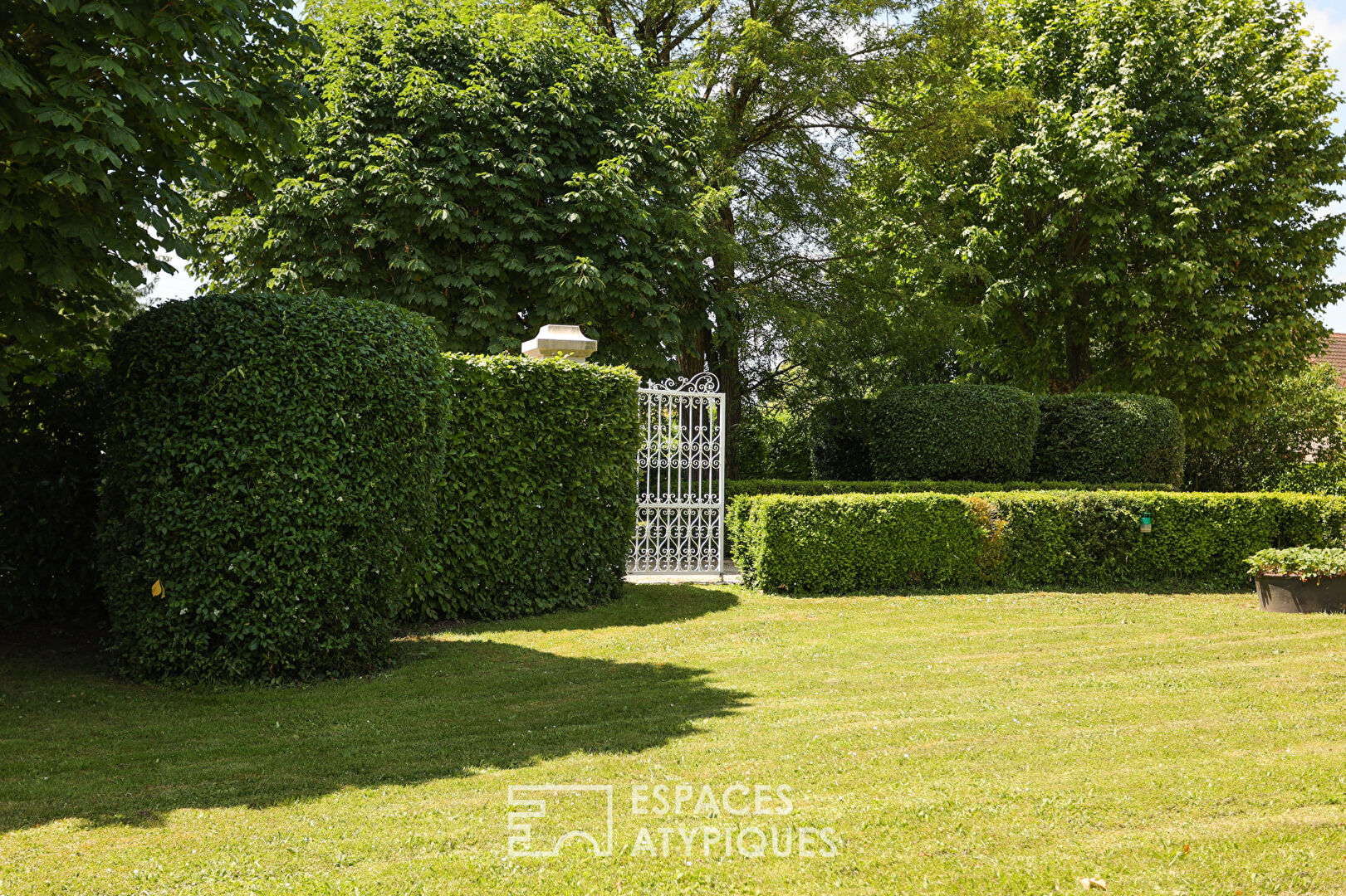 Elegant mansion close to all amenities