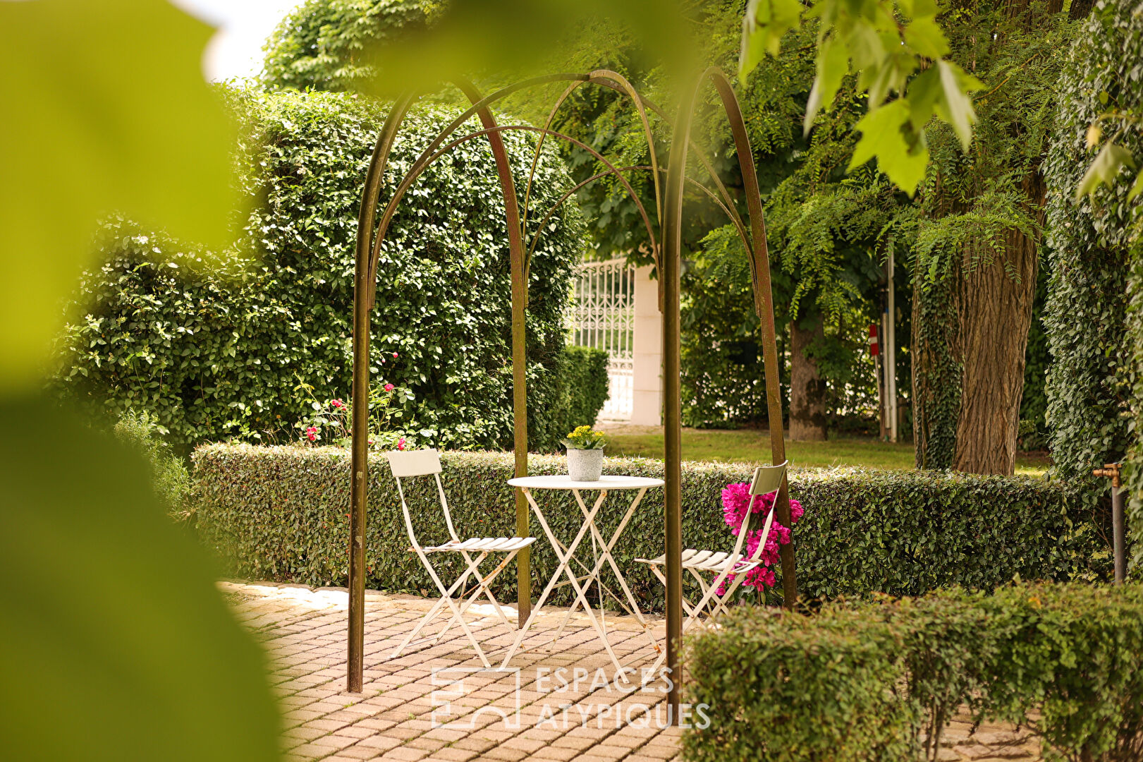 Elegant mansion close to all amenities