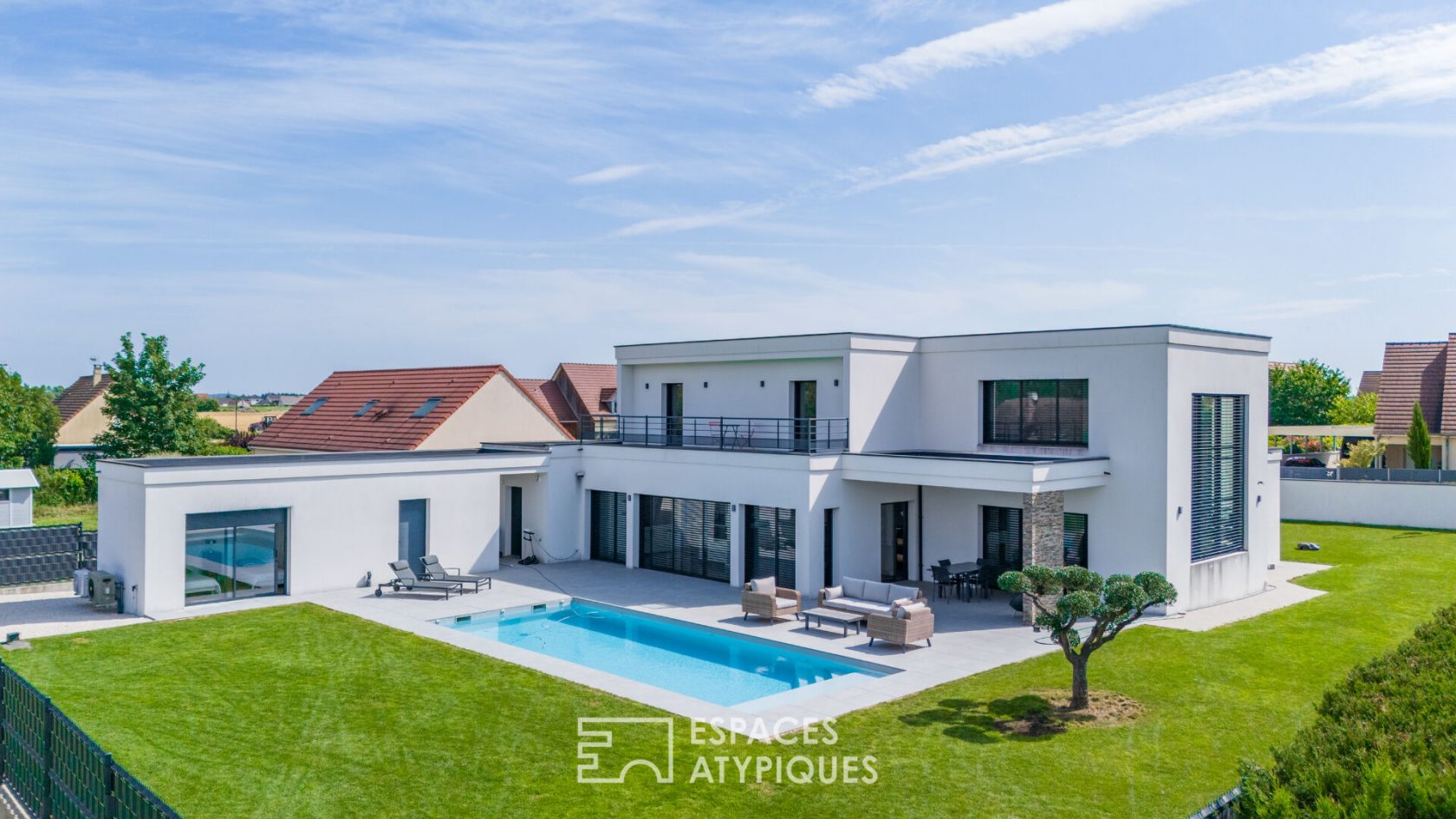 Lumineuse contemporaine avec sa piscine