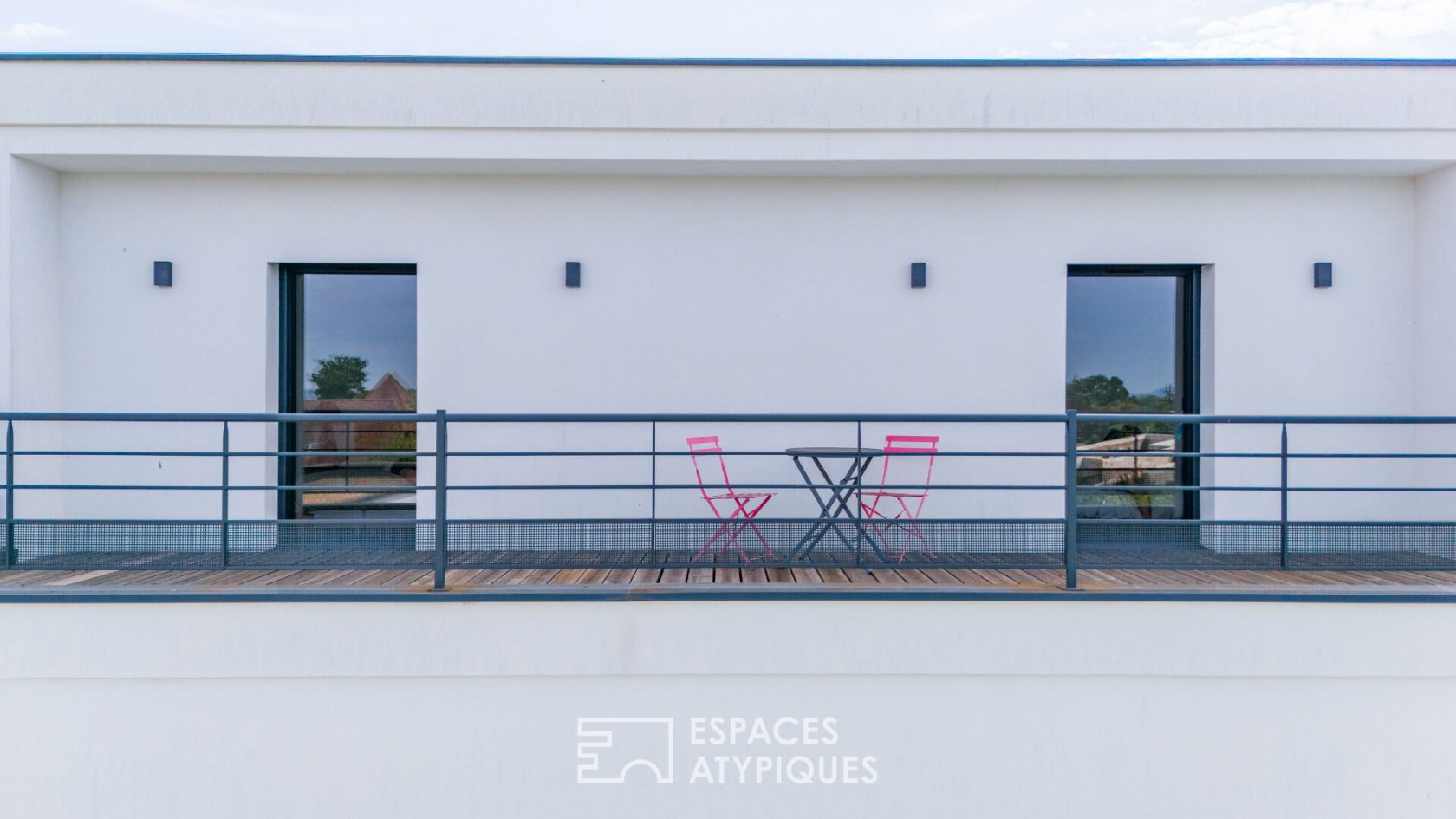 Lumineuse contemporaine avec sa piscine