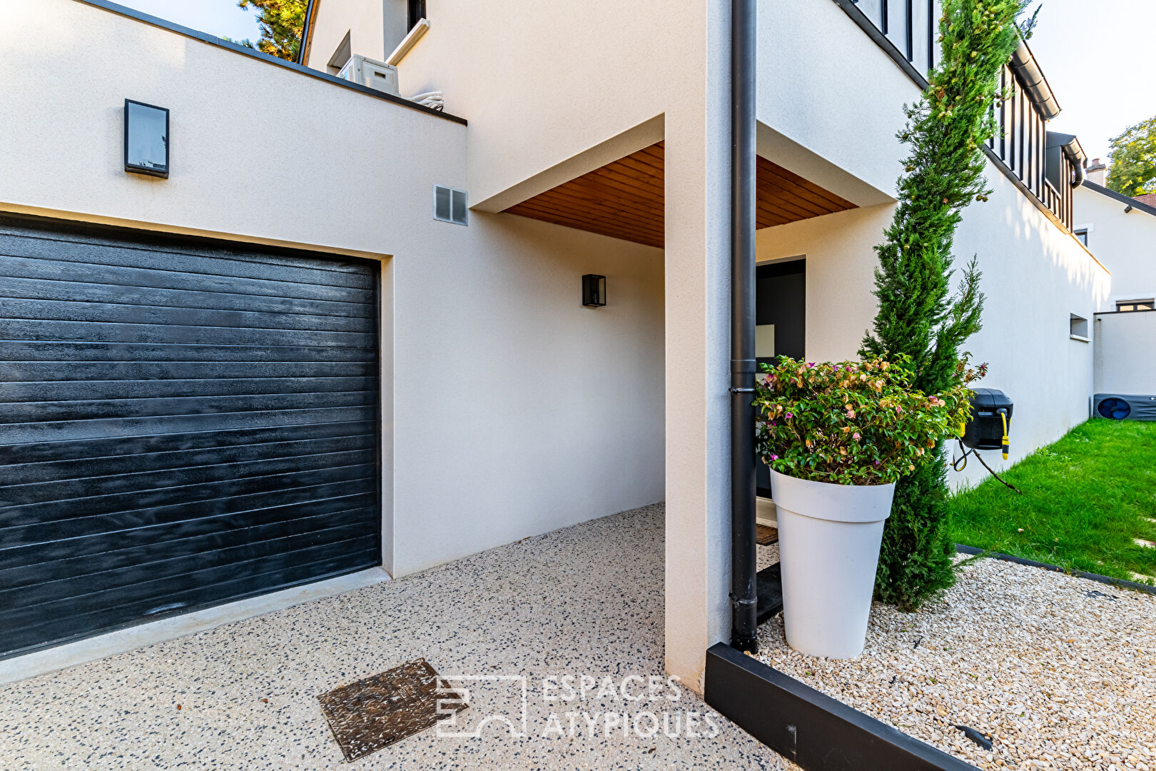Contemporary House of 130 sqm with Swimming Pool in the Heart of the City