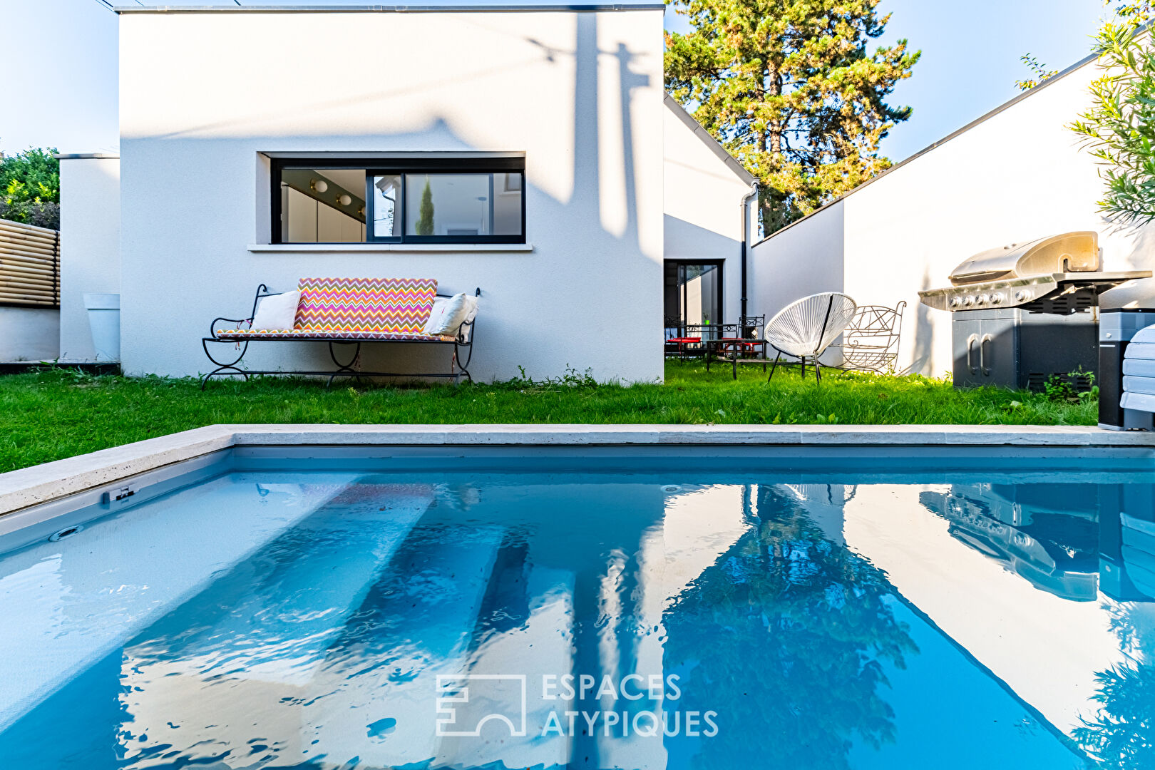Contemporary House of 130 sqm with Swimming Pool in the Heart of the City
